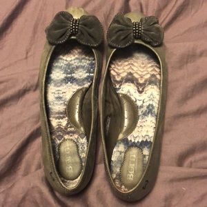 Fergalicious gray flats with bow